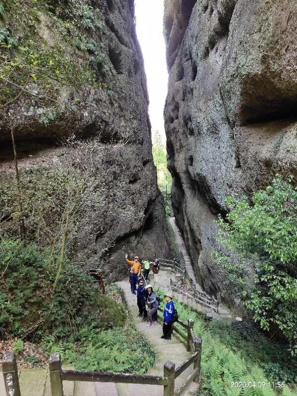 典型的丹霞地貌有碧水丹山之美誉,俯瞰丹霞地貌鬼斧神工令人惊叹