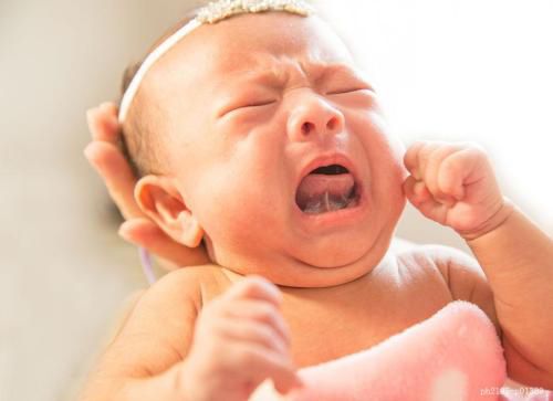 宝宝红屁屁护理心得,宝宝红屁屁痛的直哭怎么办