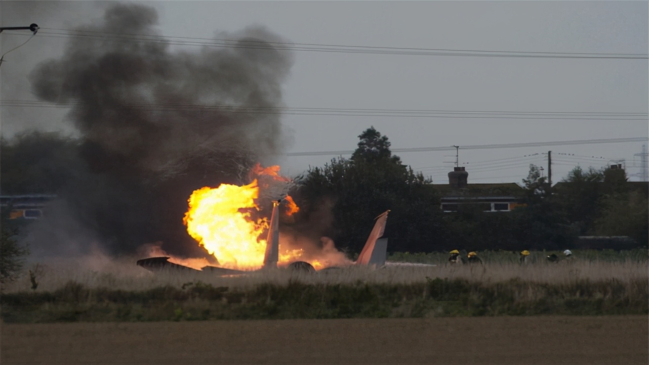 飞行员弃将飞机逃生,飞行员弃机逃生飞机砸到学校