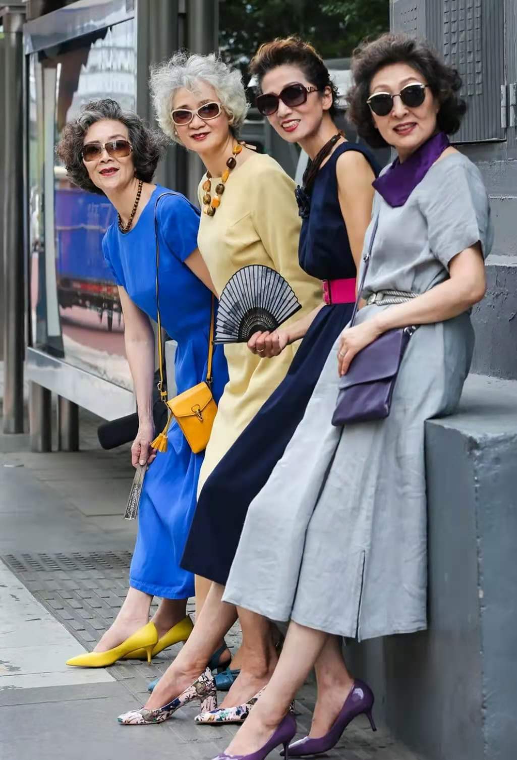 把头发染白发伤害大吗,老年人为什么爱染红色的头发