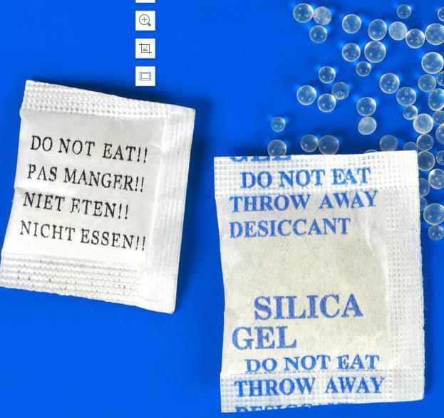 孩子误食干燥剂的做法,小女孩误把干燥剂当零食吃了