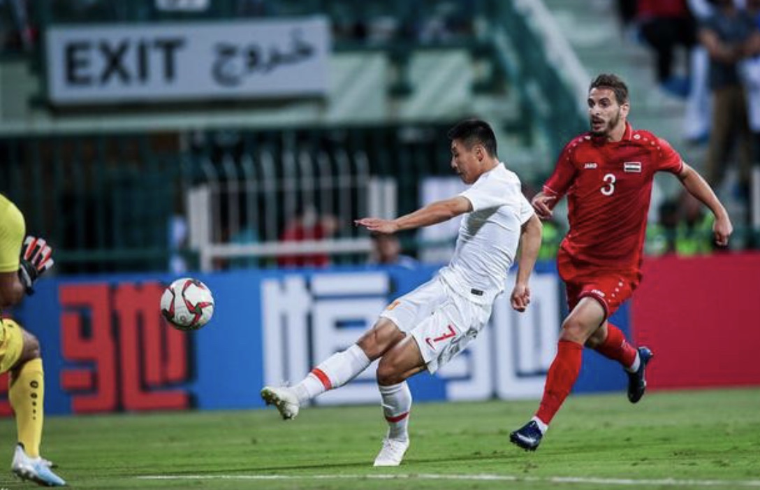 中国男足2-1泰国武磊贺炜,国足2-2战平新加坡武磊vs哈兰德