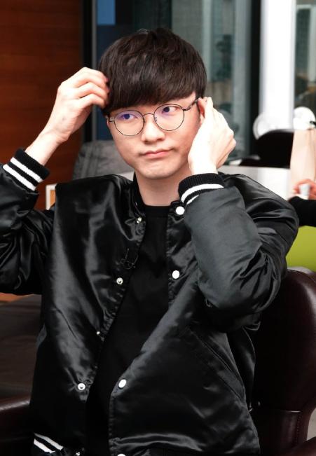 外媒评价Faker省出一间“黄金屋”！药水哥偷亲一龙差点挨揍