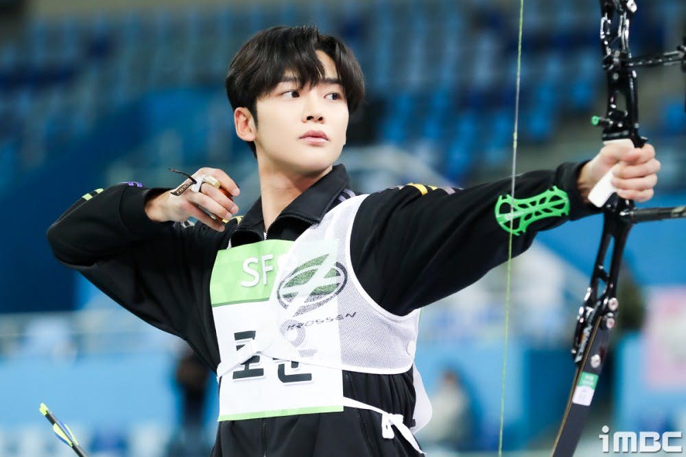 《偶像运动会》路云不会Wink睁着双眼射箭，依旧能正中红心