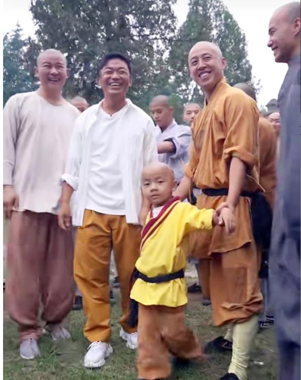 王宝强回归少林寺现场表演武功,王宝强重回少林寺练功场面