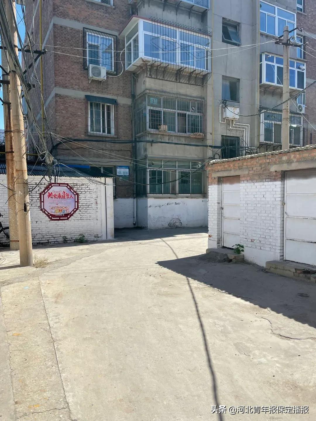 保定两栋楼小区大门低矮，居民安全咋保障？社区：将安装新大门