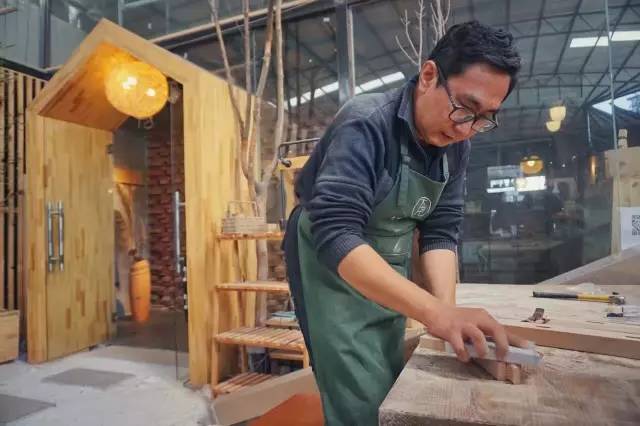 【情感故事】正穿裤子的时候，陈三猛地了进来