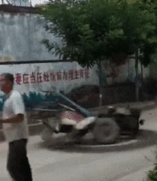 穿恨天高坐地铁的社死现场，两位男士都不忍看这次“崴脚表演”