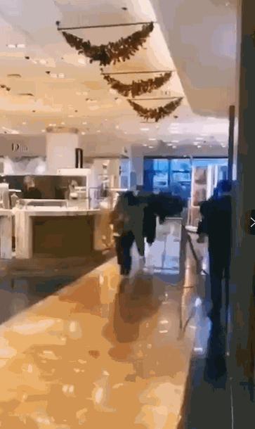 摔倒后仍匍匐前进！中国人海外抢购震惊老外