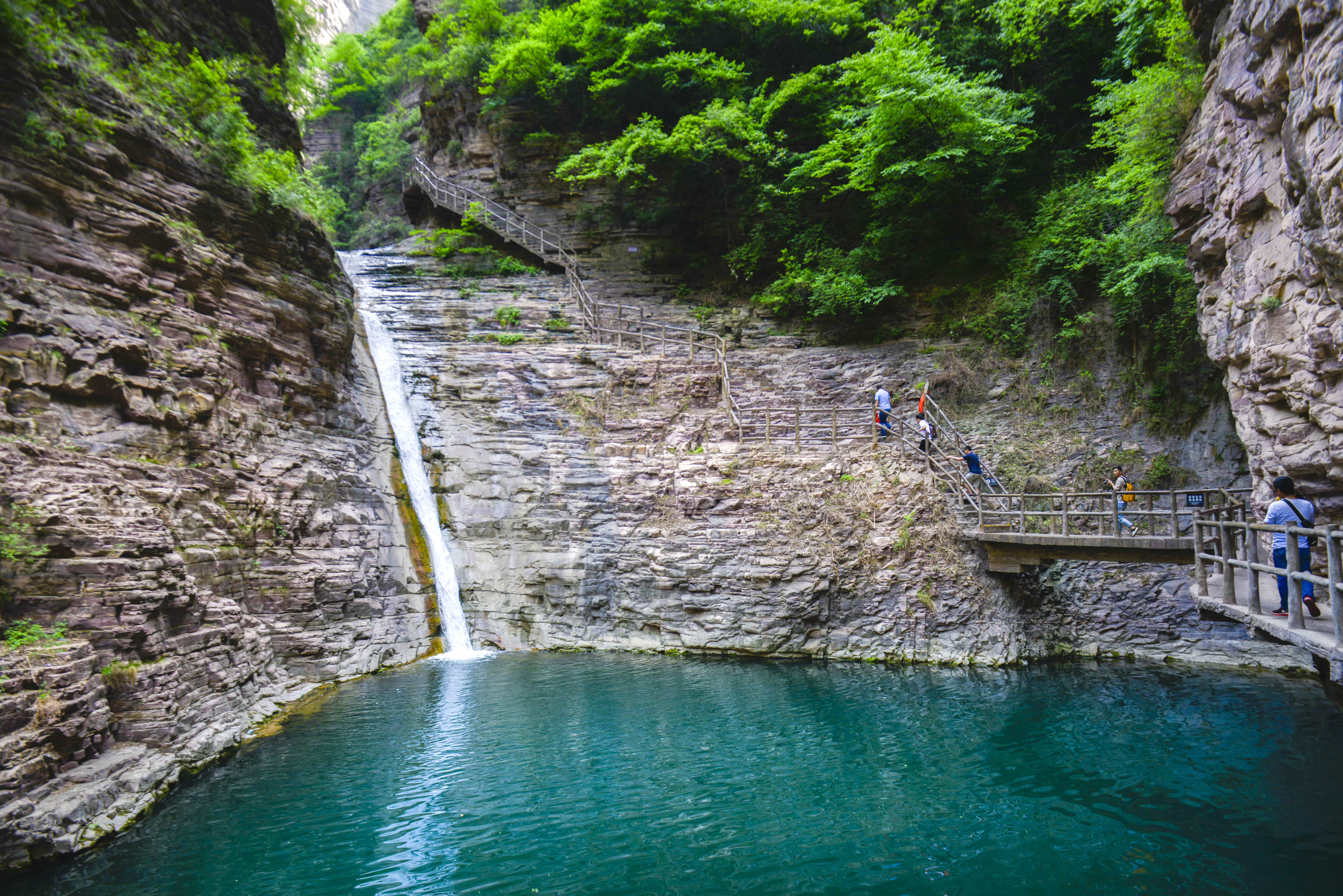来到这里，我承认我腿有些软，但我还是痴迷于它的美