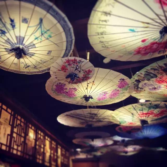 美丽的油纸伞江南水乡独特的风韵,撑一把油纸伞感受一种朦胧的美