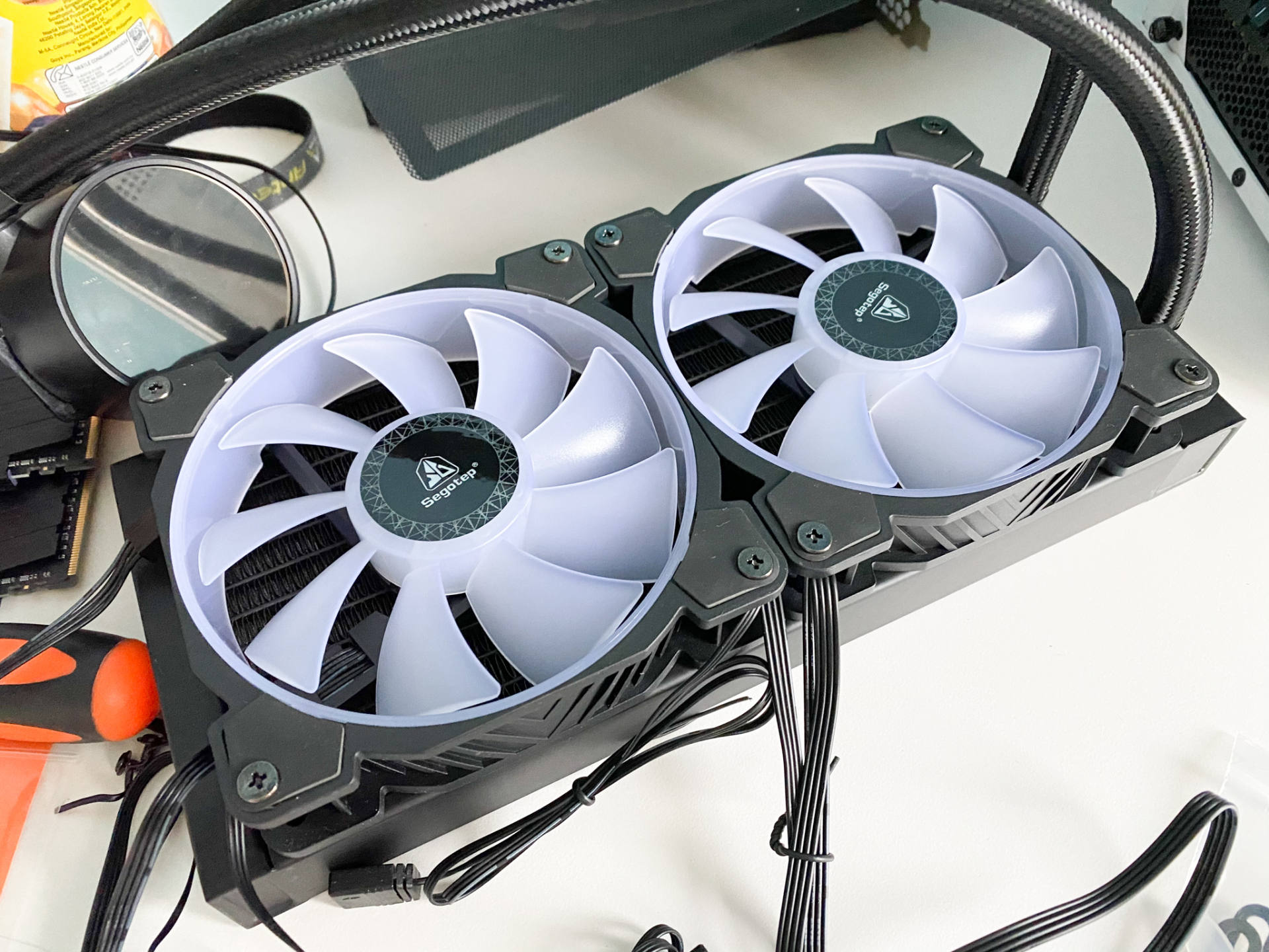 可以装240水冷的小机箱,一般什么配置电脑用水冷机箱