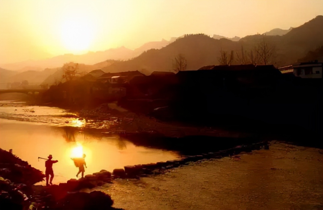 中国横跨几个时区为何时间相同,我国采用的北京时间是哪个时区