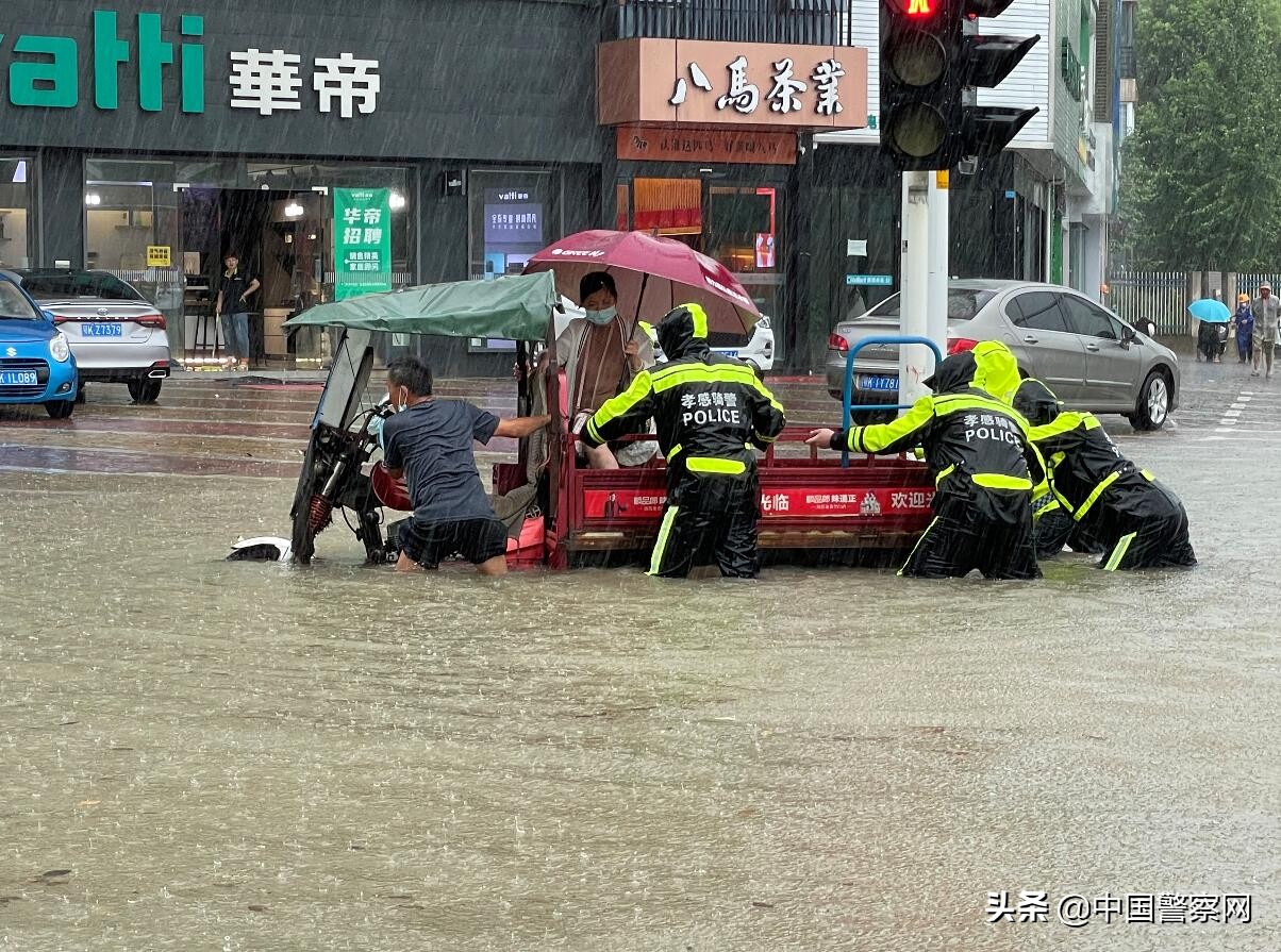 群众被困深山七小时开展紧急救援,湖北公安救助大雪被困群众
