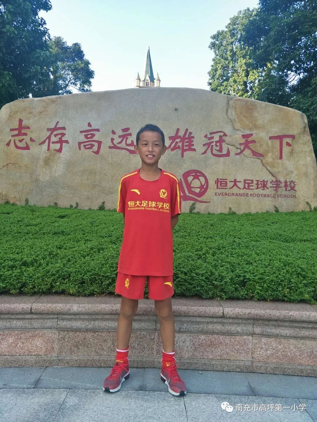 绿茵场上挥洒汗水享受足球的快乐,三亚足球小将在绿茵场上挥洒汗水