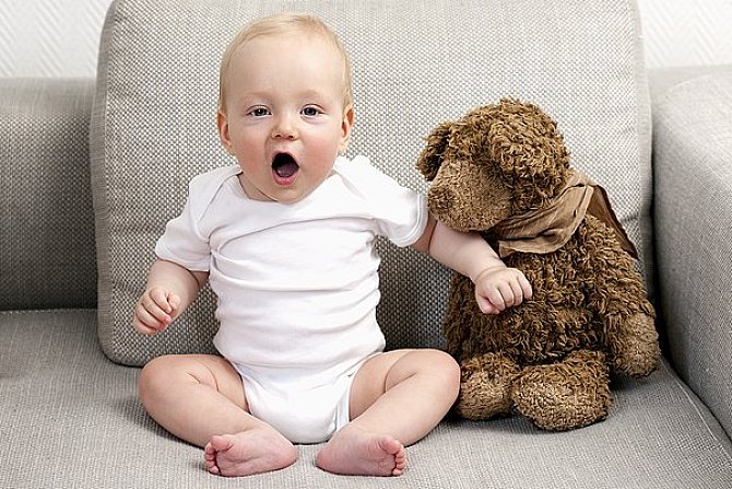 宝妈奶水不足宝宝哭得很凶好无奈,宝宝奶水太急就哭