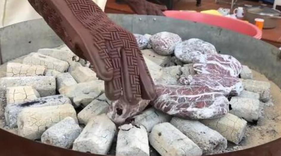 迪拜人很喜欢吃烤肉吗,迪拜人吃烤骆驼肉