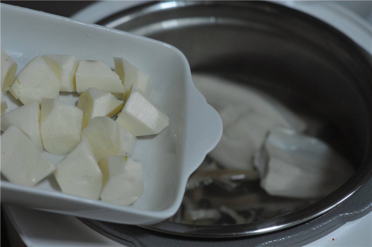 人称它“女人菜”，缺点就是有点贵！炖墨鱼！女人别舍不得