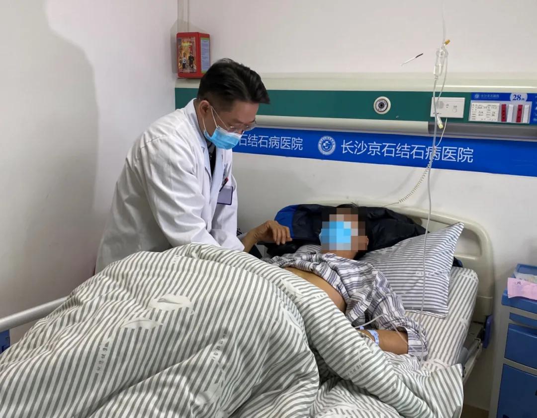 湖南​男子对肉食“情有独钟”，结果胆囊养出300颗“豆子”