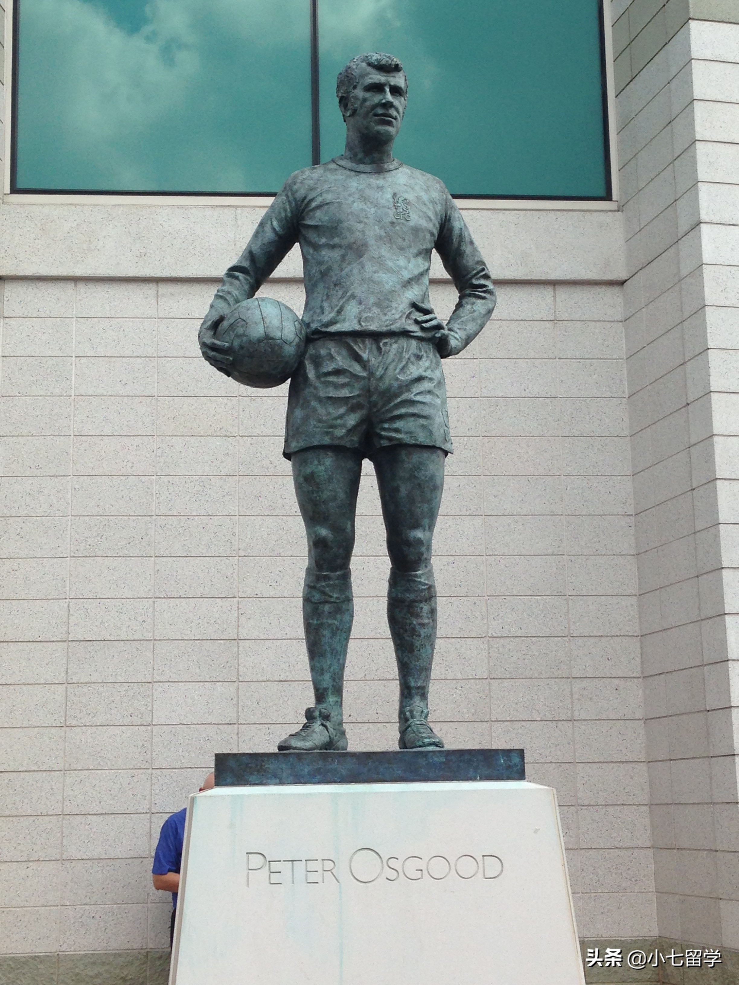 英国温布利足球场,英国足球场建造价格