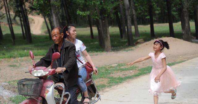 孩子死亡后家长的反应,小孩儿吐血痛哭