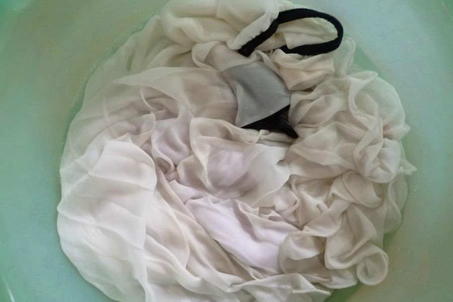 衣服上有油漆渍怎么清洗最有效,衣服染上油漆应该怎样去除