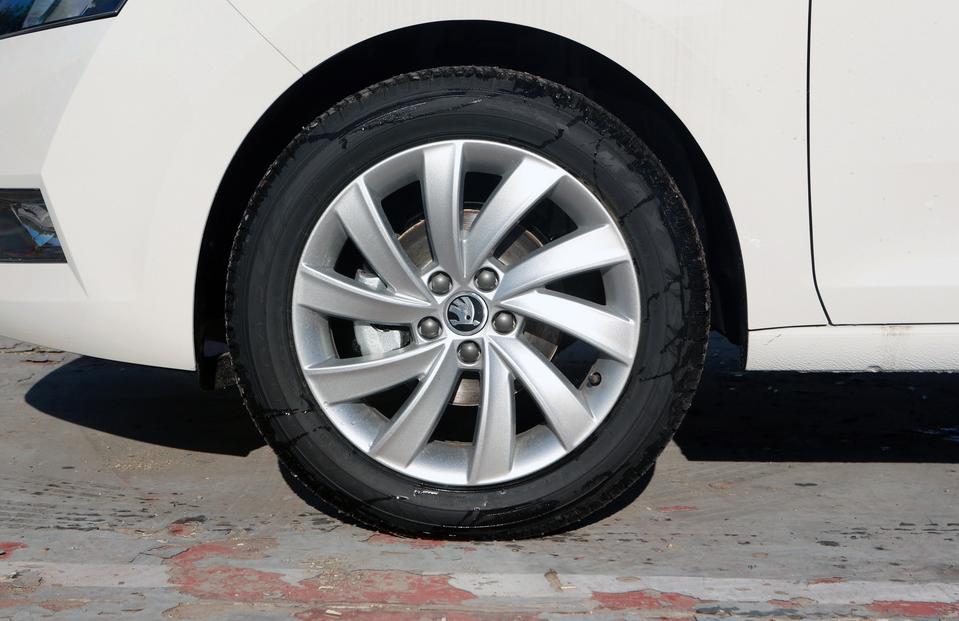 这合资底盘扎实,德系品质、桑塔纳*亲近**,油耗4毛,已跌至5.64万