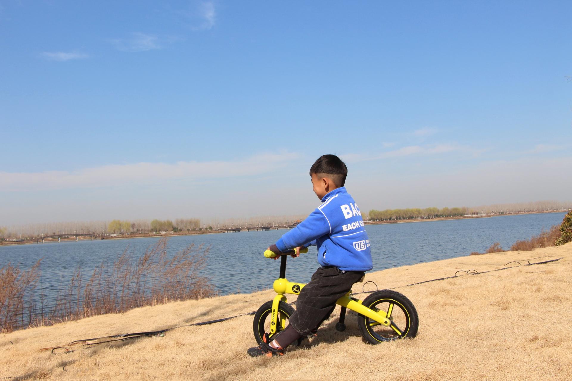 萌娃骑平衡车的视频,萌娃运动平衡车