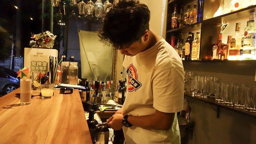 女的爱喝烈酒，男的抱头痛哭—北海调酒师给我讲述他的“治疗史”