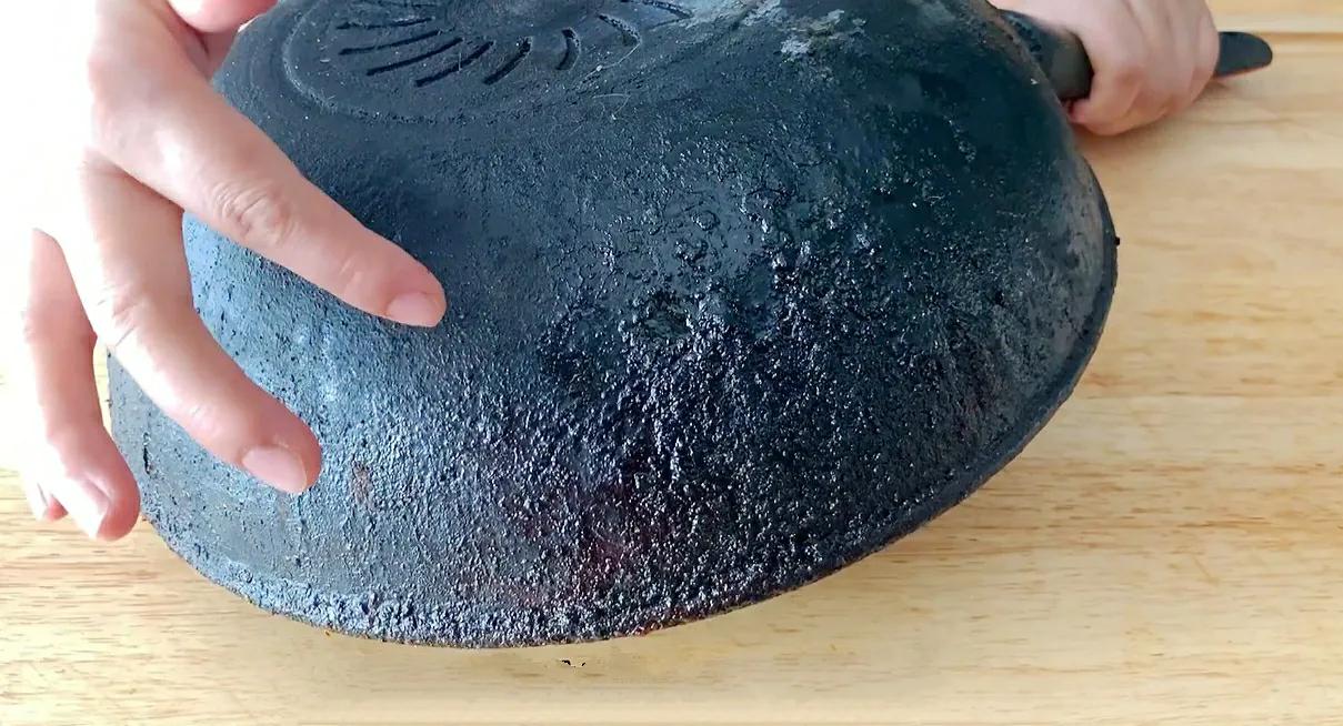 清洁铁锅锅底黑垢方式,清洗四孔锅具黑垢小妙招