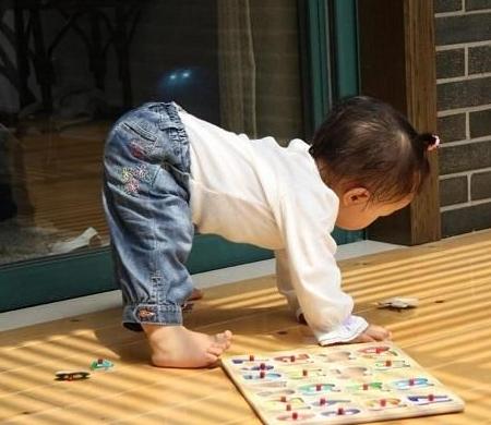 当孩子哭闹撒泼打滚时,如何应对孩子撒泼打滚哭闹不止