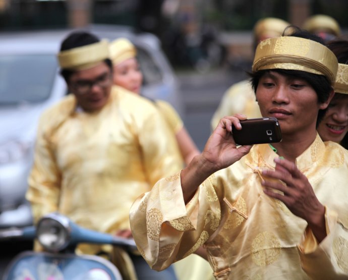 越南摩托车接亲很火视频,越南婚车队