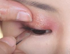 眼妆画完一会就脏掉了,眼妆一画就显得凶