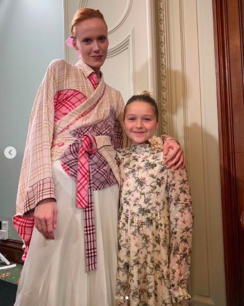 贝嫂单手抱小七的图片,贝嫂带小七走秀