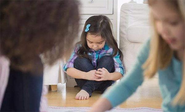 儿子在学校被同学孤立该咋办,孩子在学校被同学孤立怎么解决