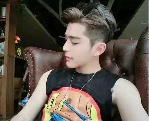 男生刘海两边往外翘怎么办,男生发质硬留什么发型