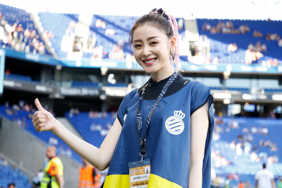 张天爱金色吊带礼服完美身材展现,张天爱超酷造型