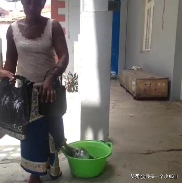 非洲黑人女人躺在长椅上问我要钱我在非洲安哥拉的日子137