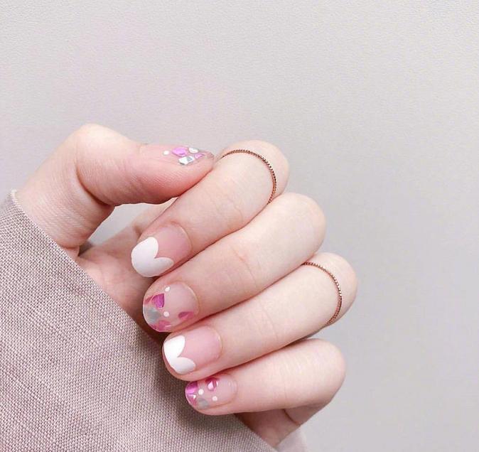 万能的亮片美甲不仅让你的指尖更出众,还会让你拥有好心情哦!