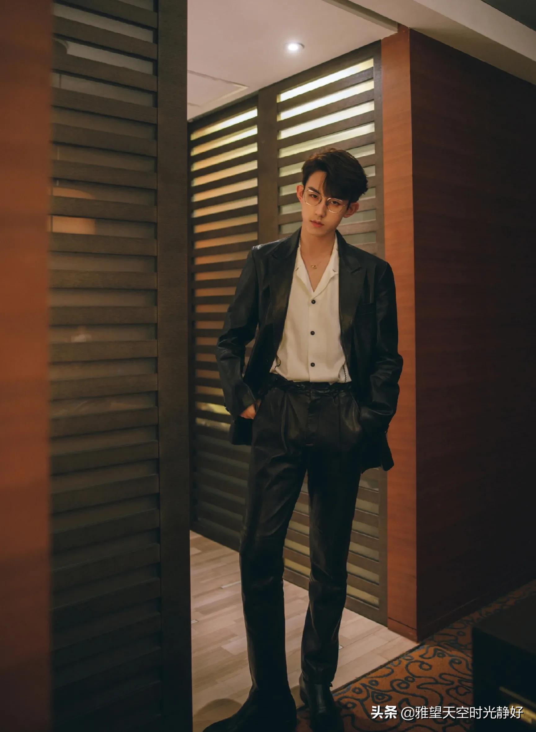 男明星西装穿搭夏季帅气,男士明星皮衣西服外套搭配