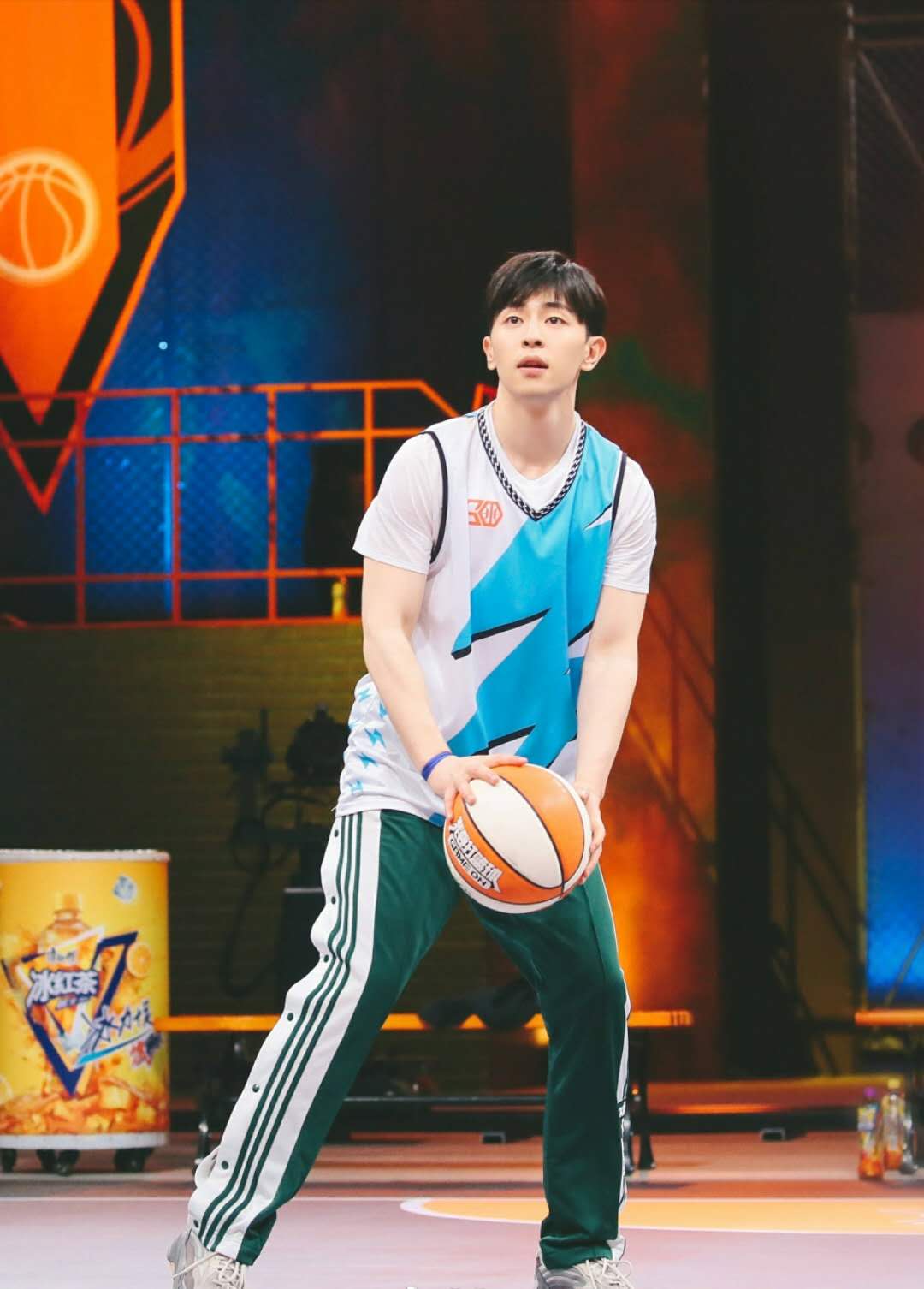 邓伦就是典型的衣架子！穿起绿色拼接运动装，活力四射男友力爆表