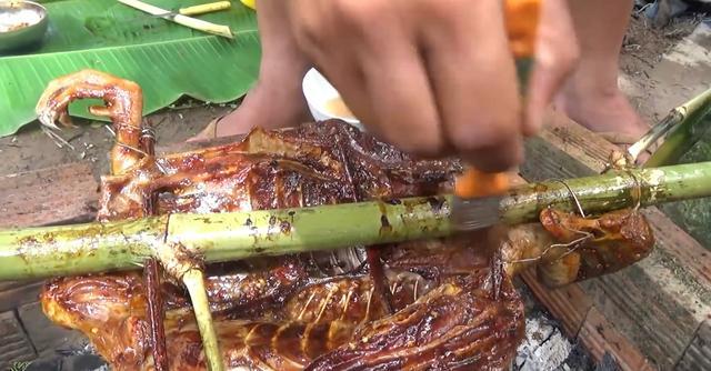 男子野外捉了只5斤的野鸭，这样做着吃，比北京烤鸭还要好吃