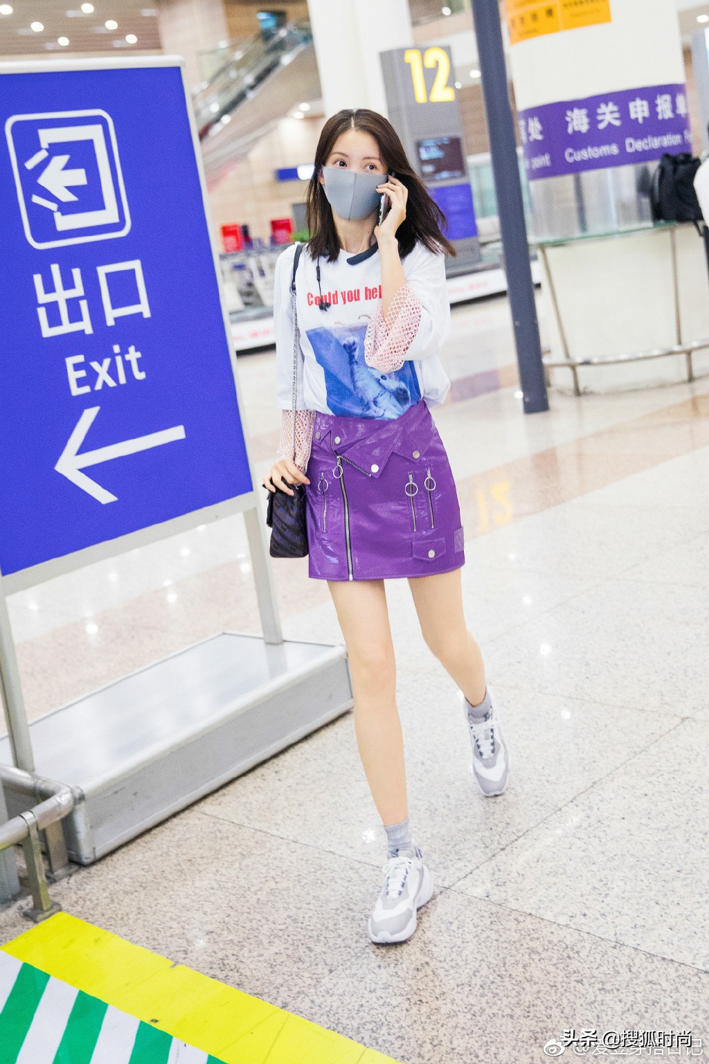 金晨红色吊带裙跳舞,金晨黑裙露背跳舞