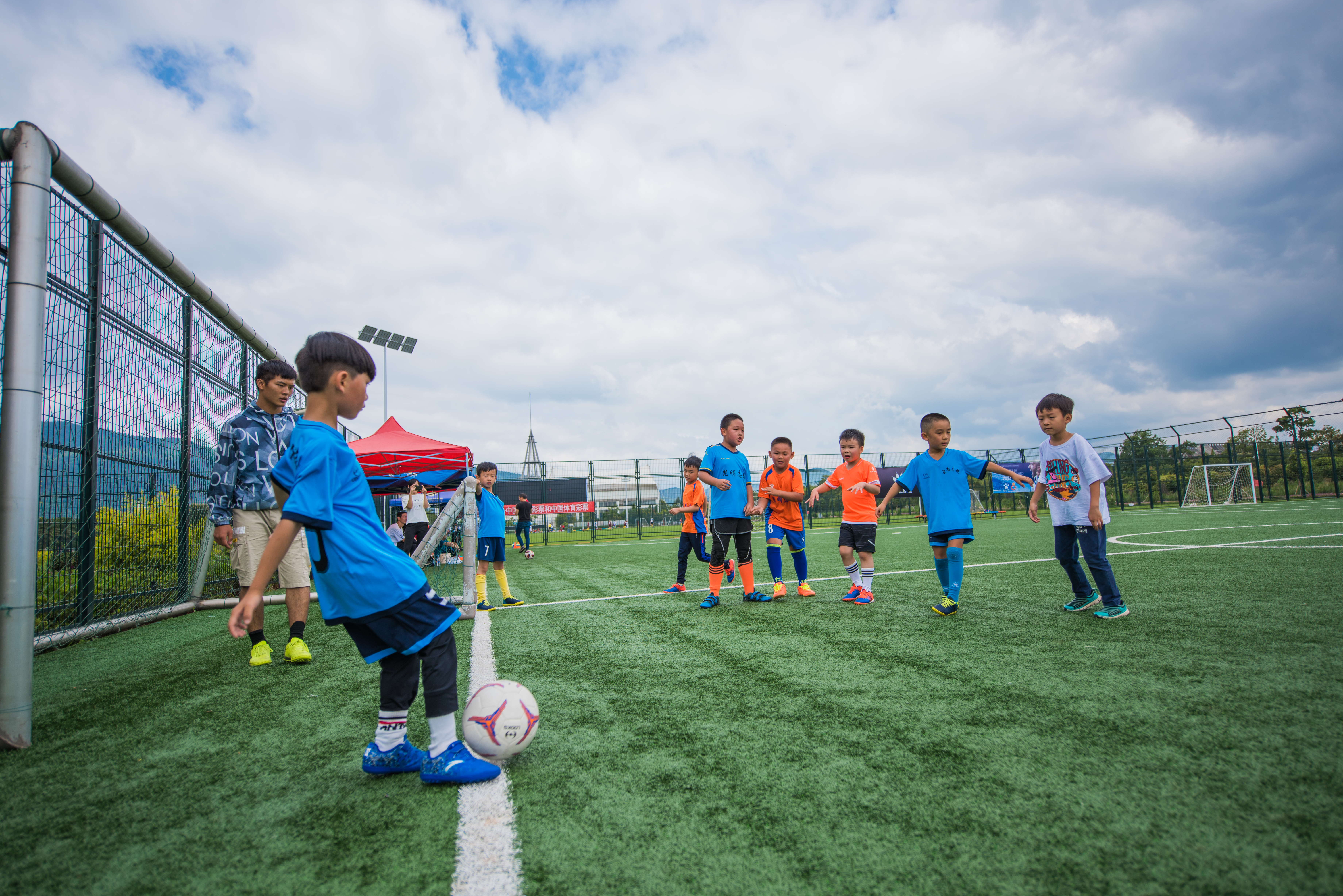 足球训练可以培训孩子的专注力吗,孩子12岁前如何练好足球基本功