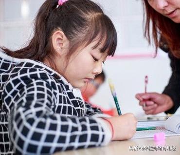 小孩写字歪歪扭扭的好丑,小孩写字写得丑咋办怎么纠正