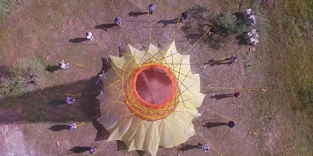 设计师在非洲做了个花篮，用来向天空借水