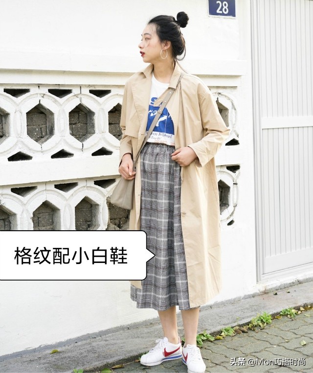 马丁靴风衣怎么搭配好看,黑色风衣搭配棕色马丁靴鞋