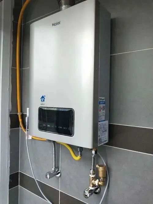 冷凝热水器和恒温热水器哪个好,普通燃气热水器和恒温燃气热水器