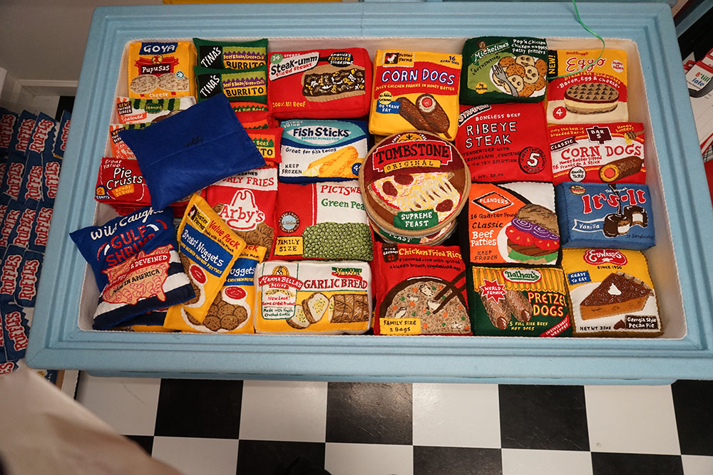 她开了间奇怪的店，货品琳琅满目，却一件也买不了