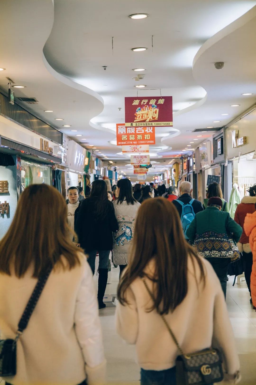 鍗楀潽鍦颁笅璐墿澶╁爞,鍦颁笅鍟嗗満閲嶅簡琚仐蹇樼殑璐墿澶╁爞
